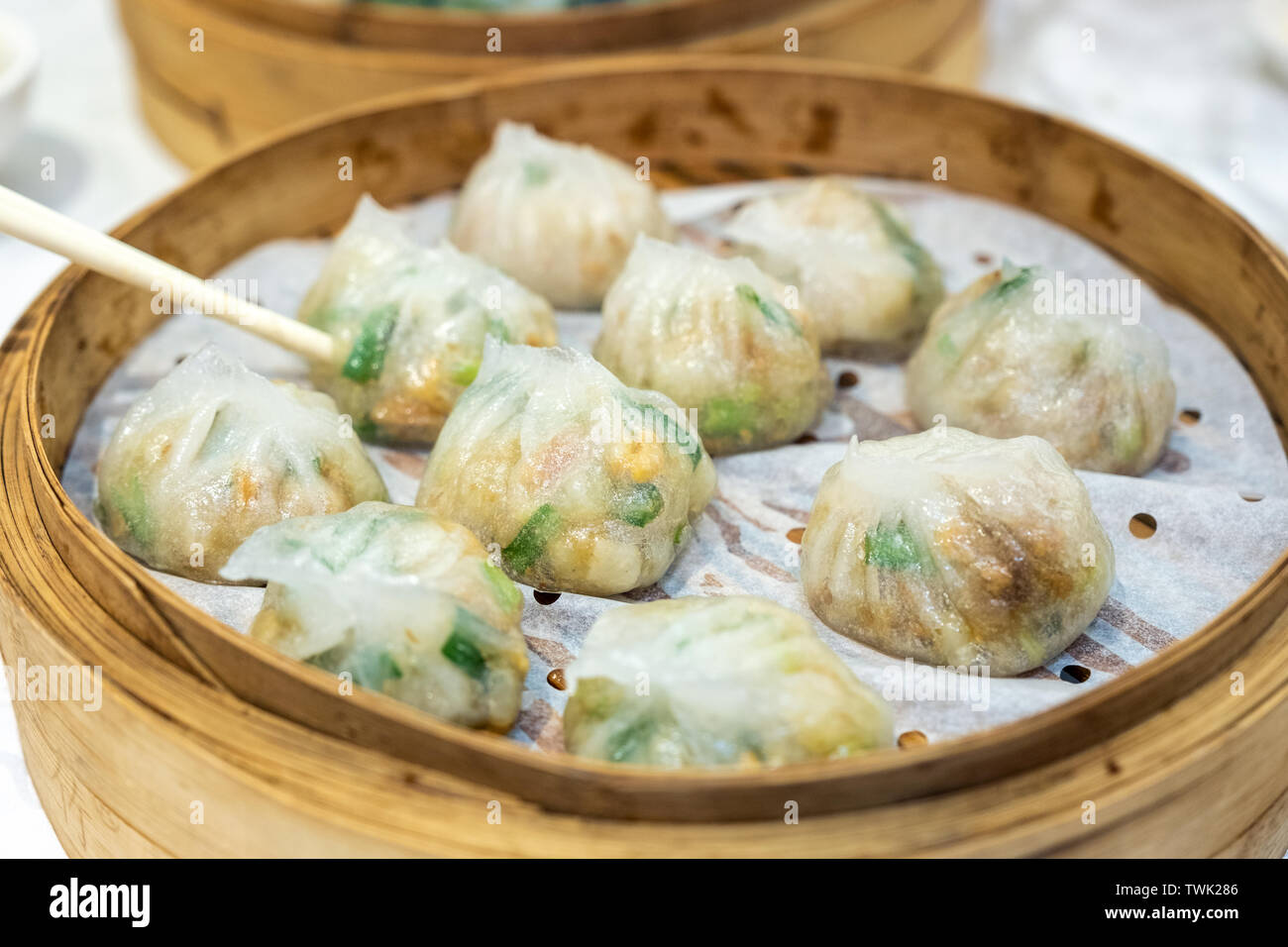 Ha gow Gemse in Teigband gefllt. dim sum chinesisches Essen in Bambus  Warenkorb Stockfotografie - Alamy
