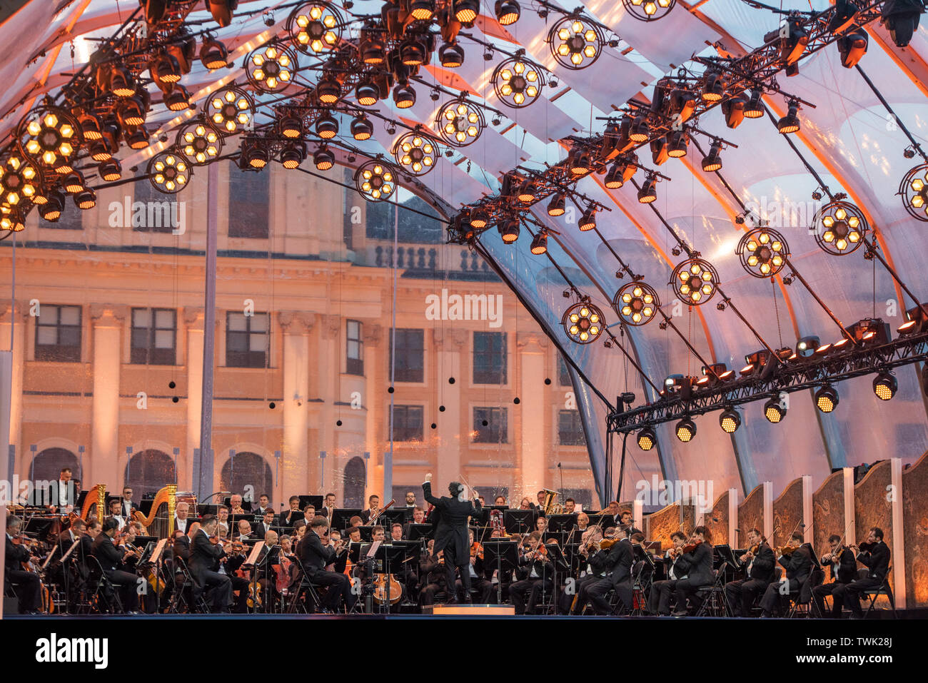 Wien, Österreich. Juni, 2019 20. Menschen nehmen an der Summer Night Konzert (sommernachtskonzert) am Schloss Schönbrunn in Wien, Österreich, 20. Juni 2019. Die Sommernacht Konzert 2019 inszeniert wurde in das Weltkulturerbe Schönbrunn in Wien am Donnerstag. Das jährliche Konzert wurde von Wiener Philharmoniker durchgeführt und kostenlos für Publikum. Quelle: Guo Chen/Xinhua/Alamy leben Nachrichten Stockfoto