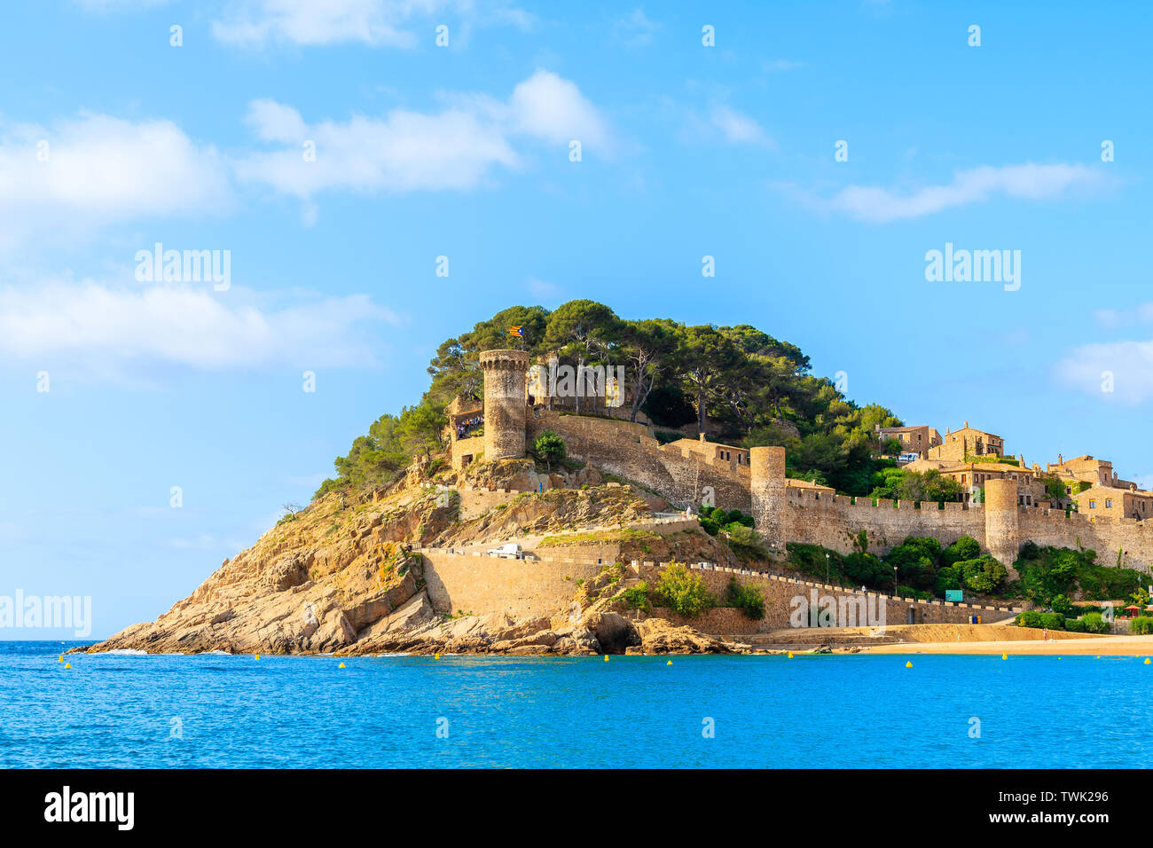Blau azurblaue Meer und Blick auf die Burg in Tossa de Mar, Costa Brava, Spanien Stockfoto