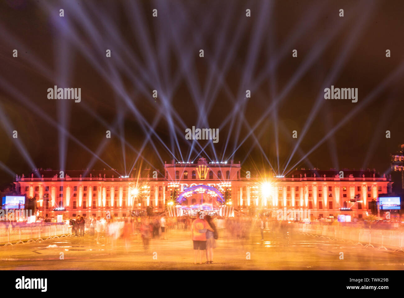 Wien, Österreich. Juni, 2019 20. Menschen nehmen an der Summer Night Konzert (sommernachtskonzert) am Schloss Schönbrunn in Wien, Österreich, 20. Juni 2019. Die Sommernacht Konzert 2019 inszeniert wurde in das Weltkulturerbe Schönbrunn in Wien am Donnerstag. Das jährliche Konzert wurde von Wiener Philharmoniker durchgeführt und kostenlos für Publikum. Quelle: Guo Chen/Xinhua/Alamy leben Nachrichten Stockfoto