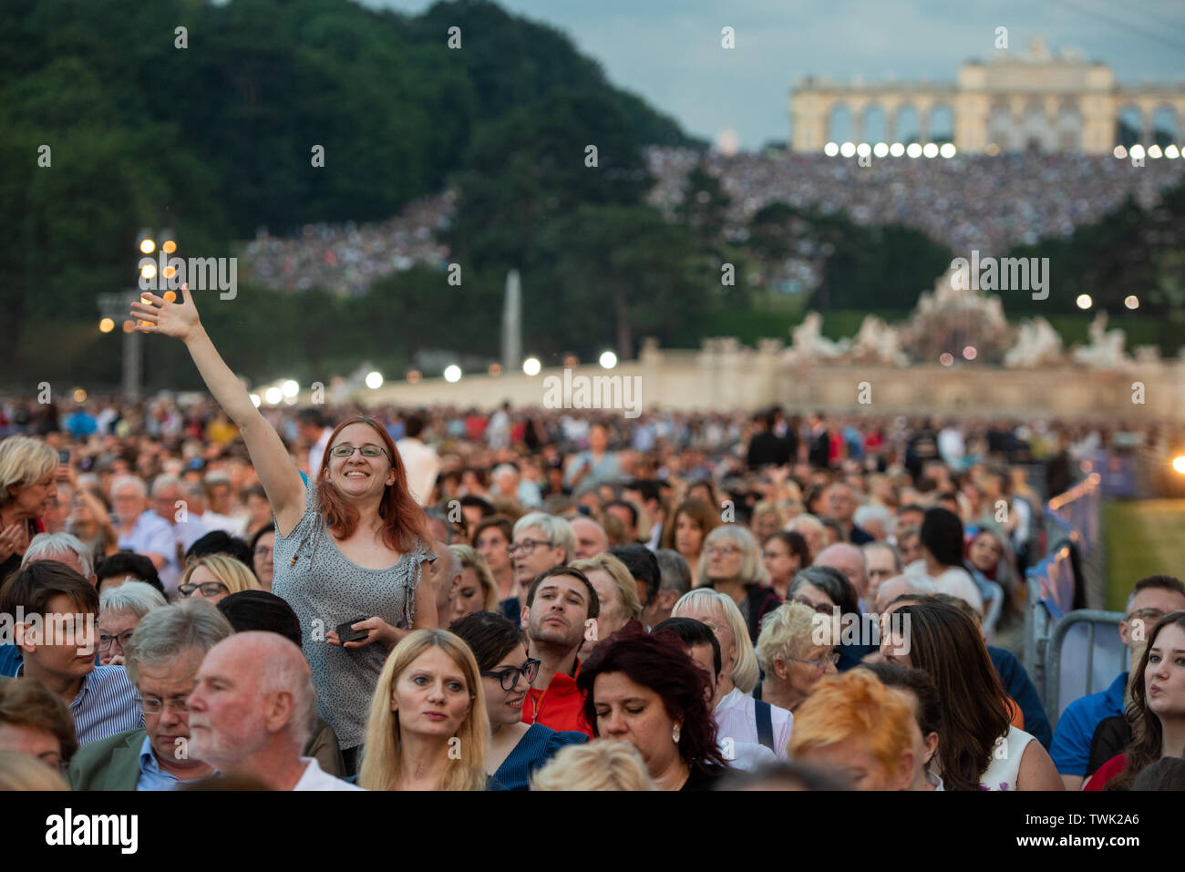Wien, Österreich. Juni, 2019 20. Menschen nehmen an der Summer Night Konzert (sommernachtskonzert) am Schloss Schönbrunn in Wien, Österreich, 20. Juni 2019. Die Sommernacht Konzert 2019 inszeniert wurde in das Weltkulturerbe Schönbrunn in Wien am Donnerstag. Das jährliche Konzert wurde von Wiener Philharmoniker durchgeführt und kostenlos für Publikum. Quelle: Guo Chen/Xinhua/Alamy leben Nachrichten Stockfoto