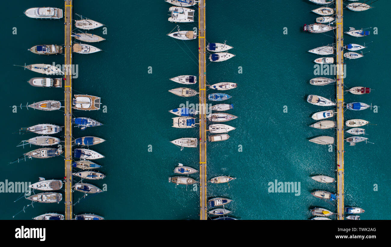 Luftaufnahme von Yachten und Boot in der Marina und klares Wasser Anker. Luftaufnahme der Marina in der Türkei. Urlaub Symbole. Stockfoto