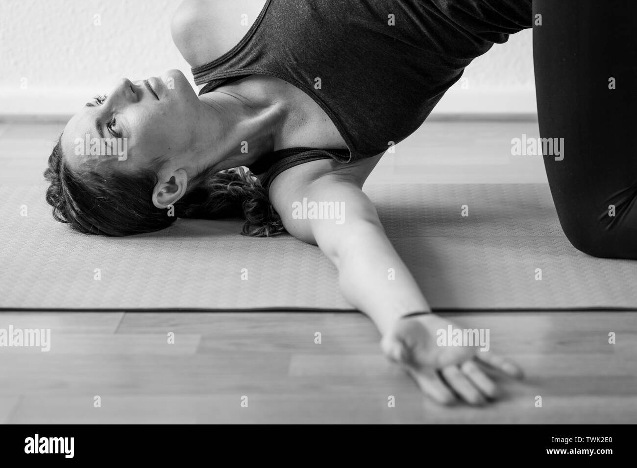 Eine Frau in den frühen 30er Jahren die astanas oder Haltungen in der Praxis des Yoga. Stockfoto