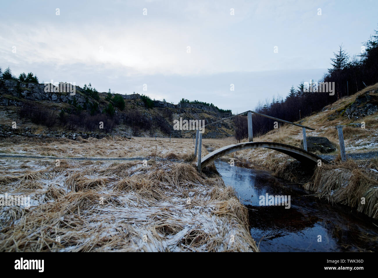 Die kleine Brücke über einen Bach neben Fossarétt Wasserfall in Island im Winter bei kalten Temperaturen Stockfoto