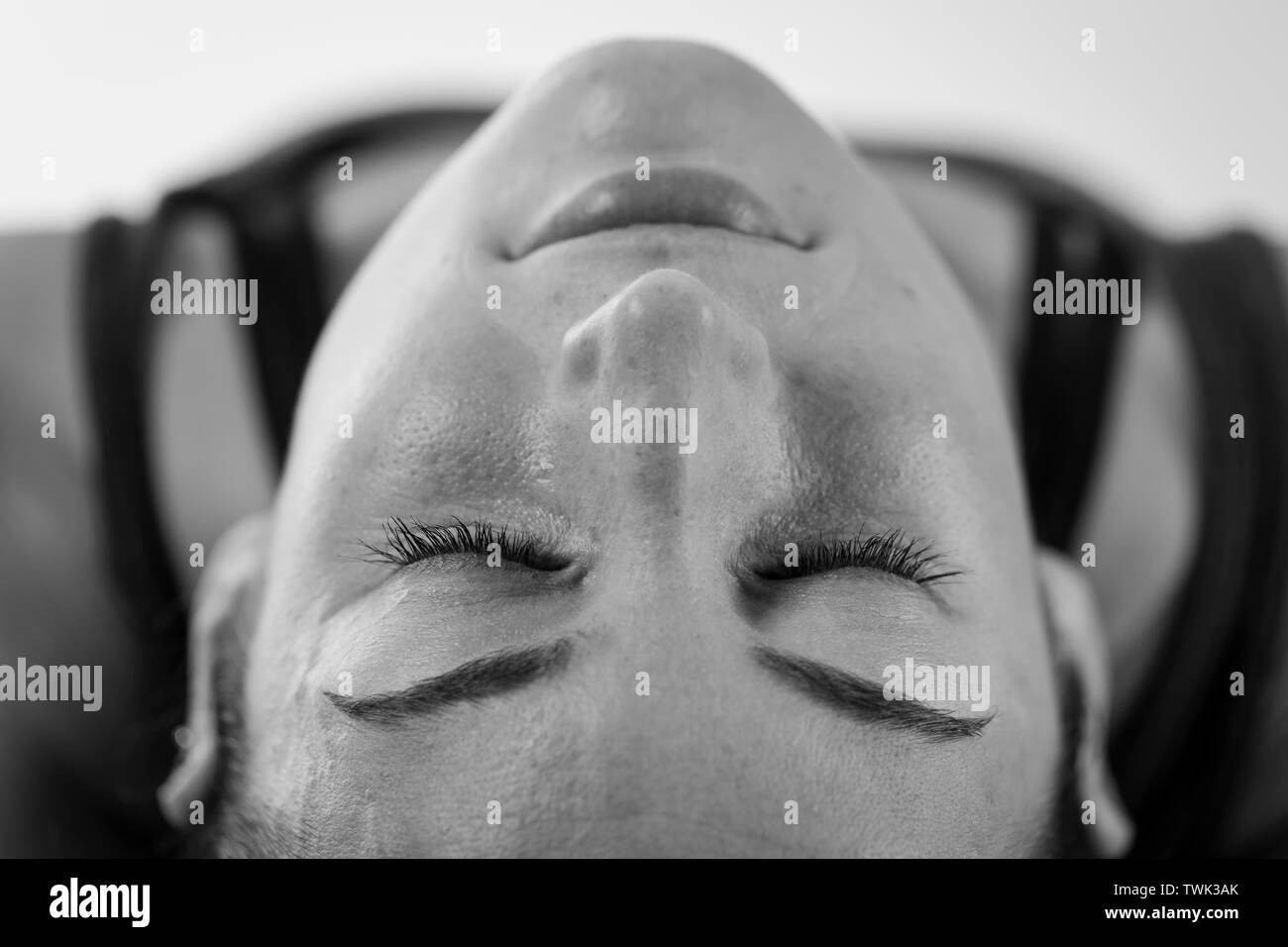 Nahaufnahme von attraktiven meditative Europäische, 30-35 Jährige brünette Frau üben der Fisch (Matsyasana) Pose backbend Stockfoto