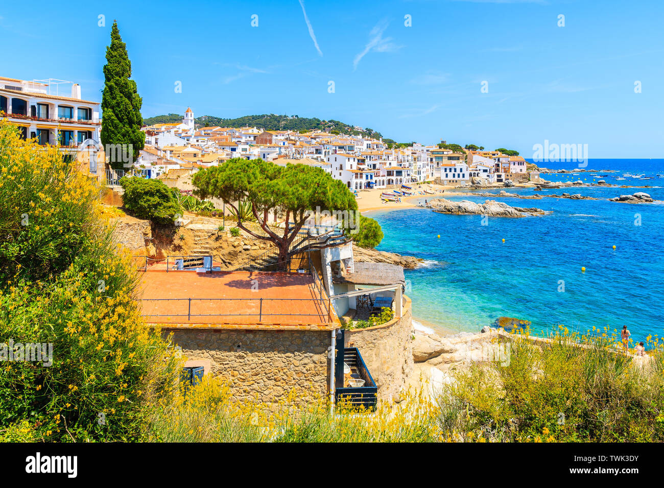 Super Strand von Calella de Palafrugell, malerischen Fischerdorf mit weißen Häusern und Sandstrand mit klarem, blauem Wasser, Costa Brava, Katalonien, Spanien Stockfoto