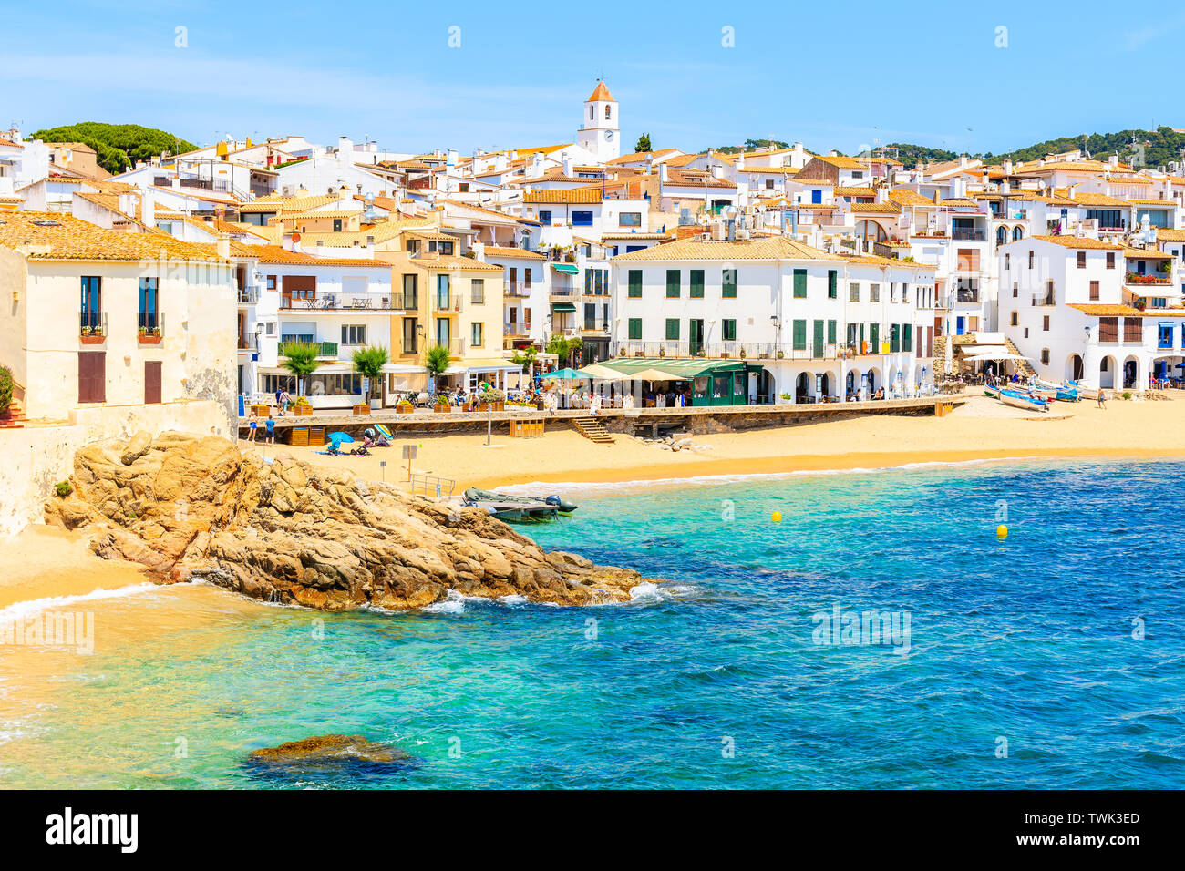 Super Strand von Calella de Palafrugell, malerischen Fischerdorf mit weißen Häusern und Sandstrand mit klarem, blauem Wasser, Costa Brava, Katalonien, Spanien Stockfoto