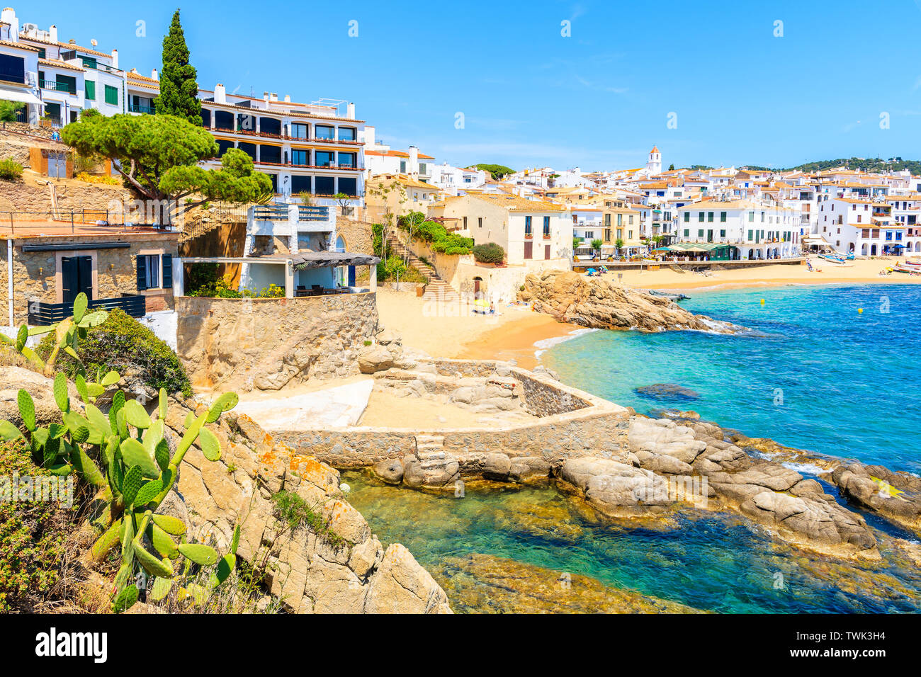 Super Strand von Calella de Palafrugell, malerischen Fischerdorf mit weißen Häusern und Sandstrand mit klarem, blauem Wasser, Costa Brava, Katalonien, Spanien Stockfoto