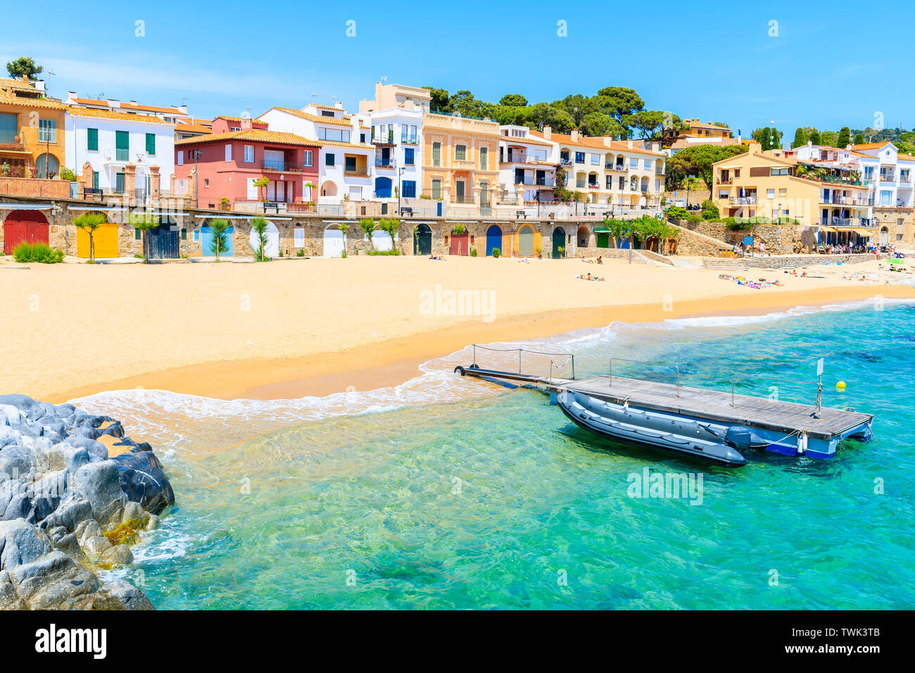 Boote auf canadell Strand von Calella de Palafrugell Dorf mit bunten Häusern am Ufer, Costa Brava, Katalonien, Spanien Stockfoto
