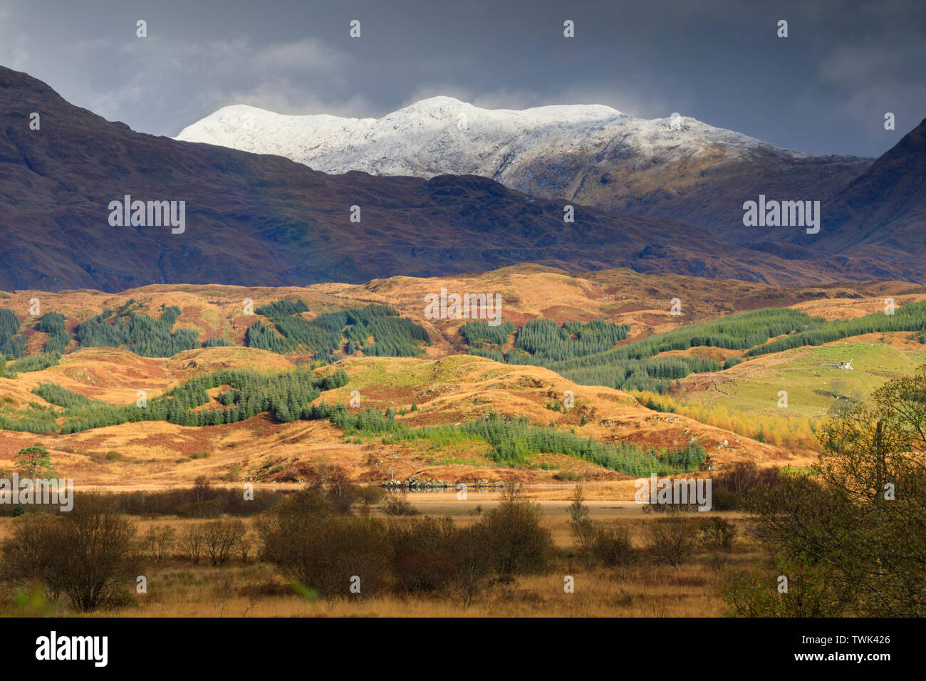 Loch mit Ben Tromlee Crauchan in der Ferne. Stockfoto