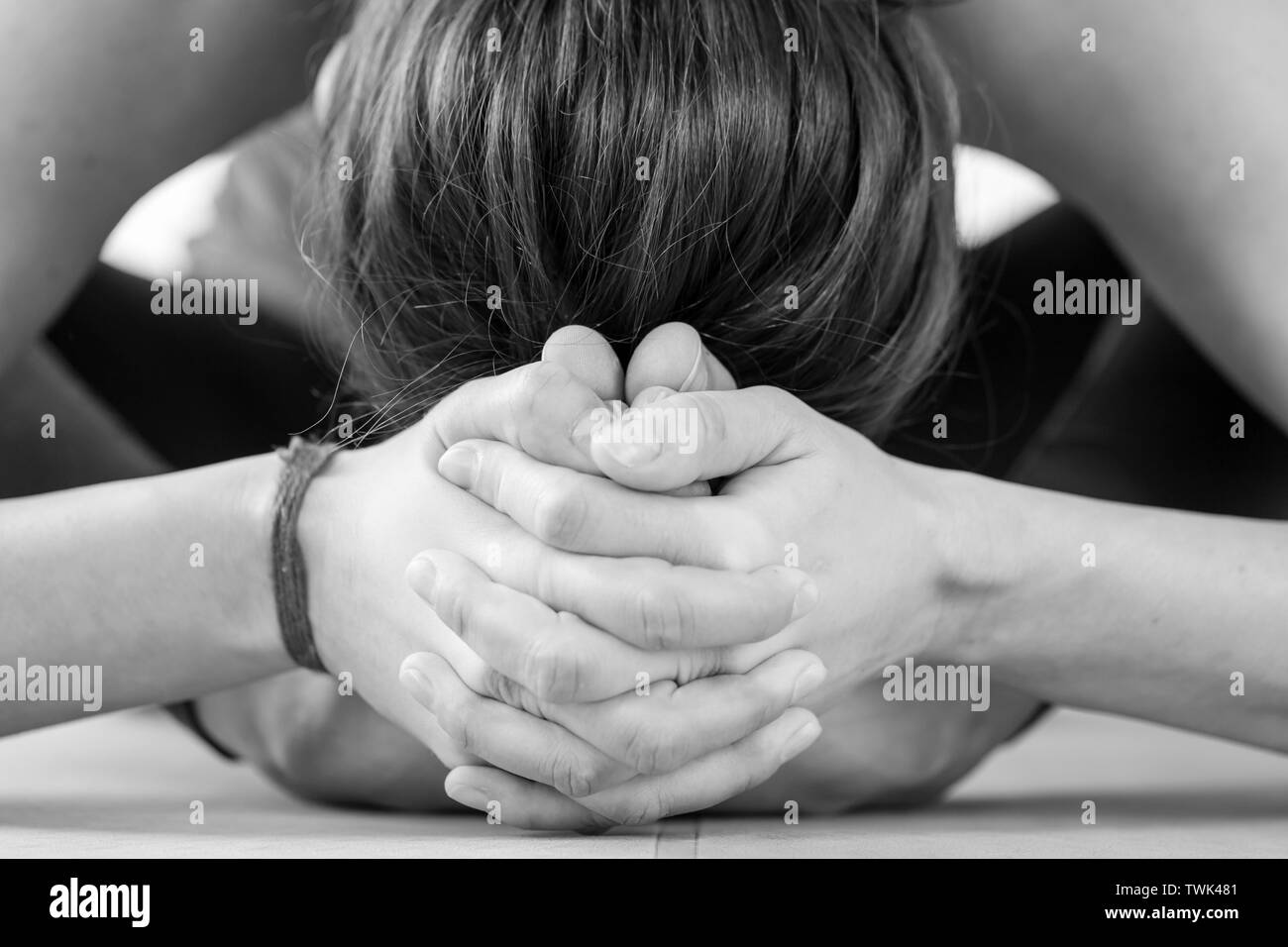 Horizontale Nahaufnahme einer Brünette europäische Frau umklammerte ihre Füße zusammen in der Nähe der Oberseite des Kopfes, die Stern- oder Tarasana yoga Haltung Stockfoto