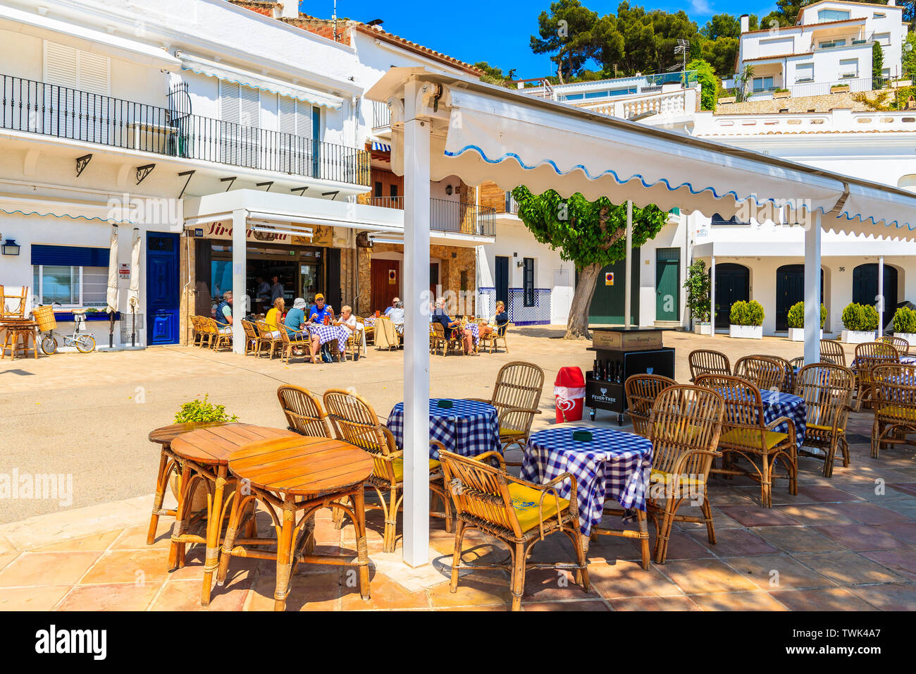 LLAFRANC, SPANIEN - Jul 6, 2019: Restaurant Tabellen auf der Straße von kleinen Fischerdorf Llafranc, an der Costa Brava, Spanien befindet. Stockfoto