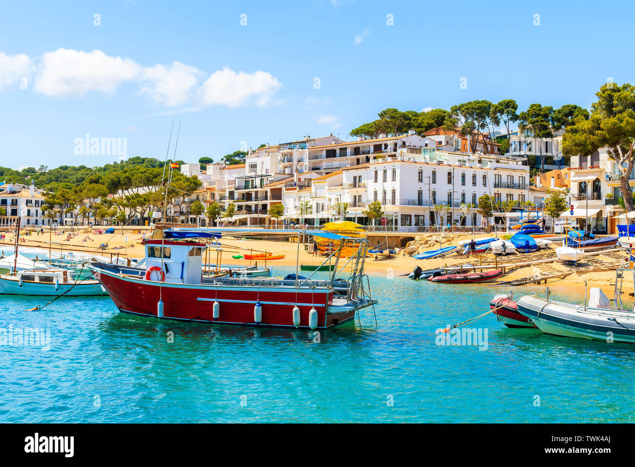 Fischerboot im Hafen von Llafranc Dorf, Costa Brava, Spanien Stockfoto