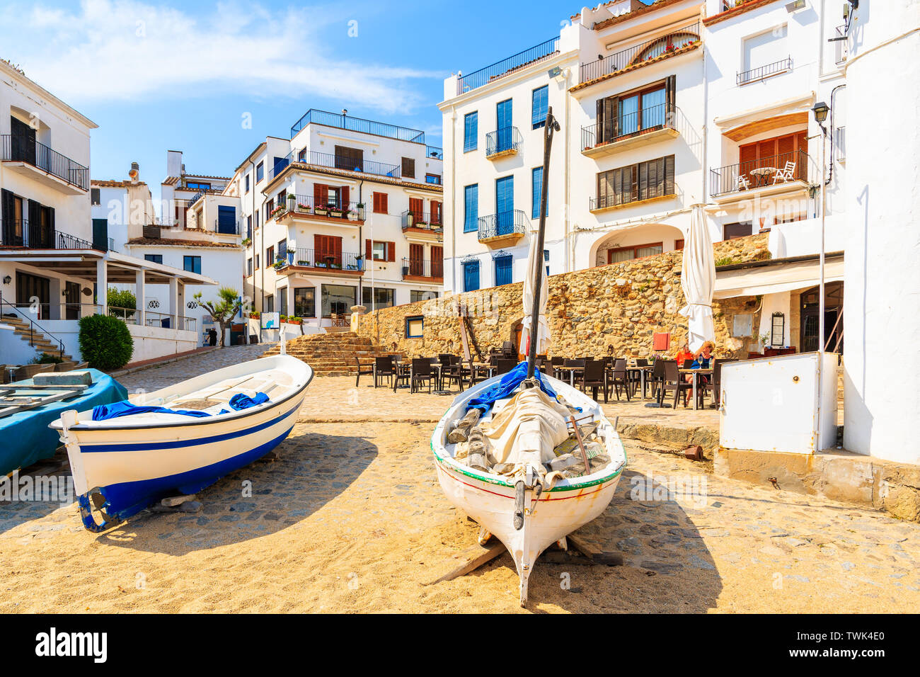 Traditionelle Fischerboote am Strand von Calella de Palafrugell, malerischen Dorf mit weissen Häusern und Sandstrand mit klarem, blauem Wasser, Costa Brava, Katze Stockfoto