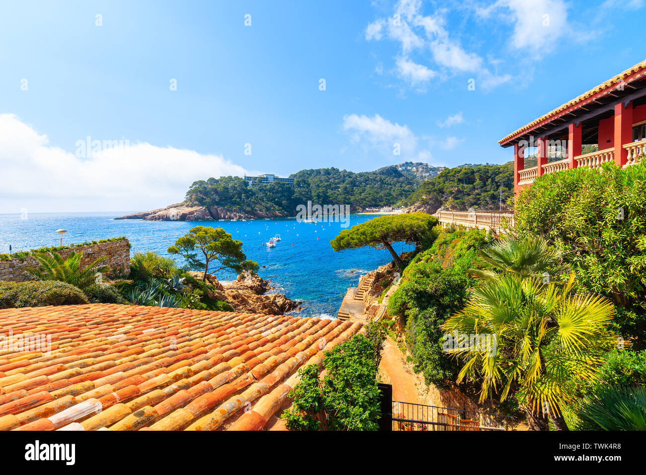 Blick auf das Meer im malerischen Hafen von Fornells Dorf, Costa Brava, Spanien Stockfoto