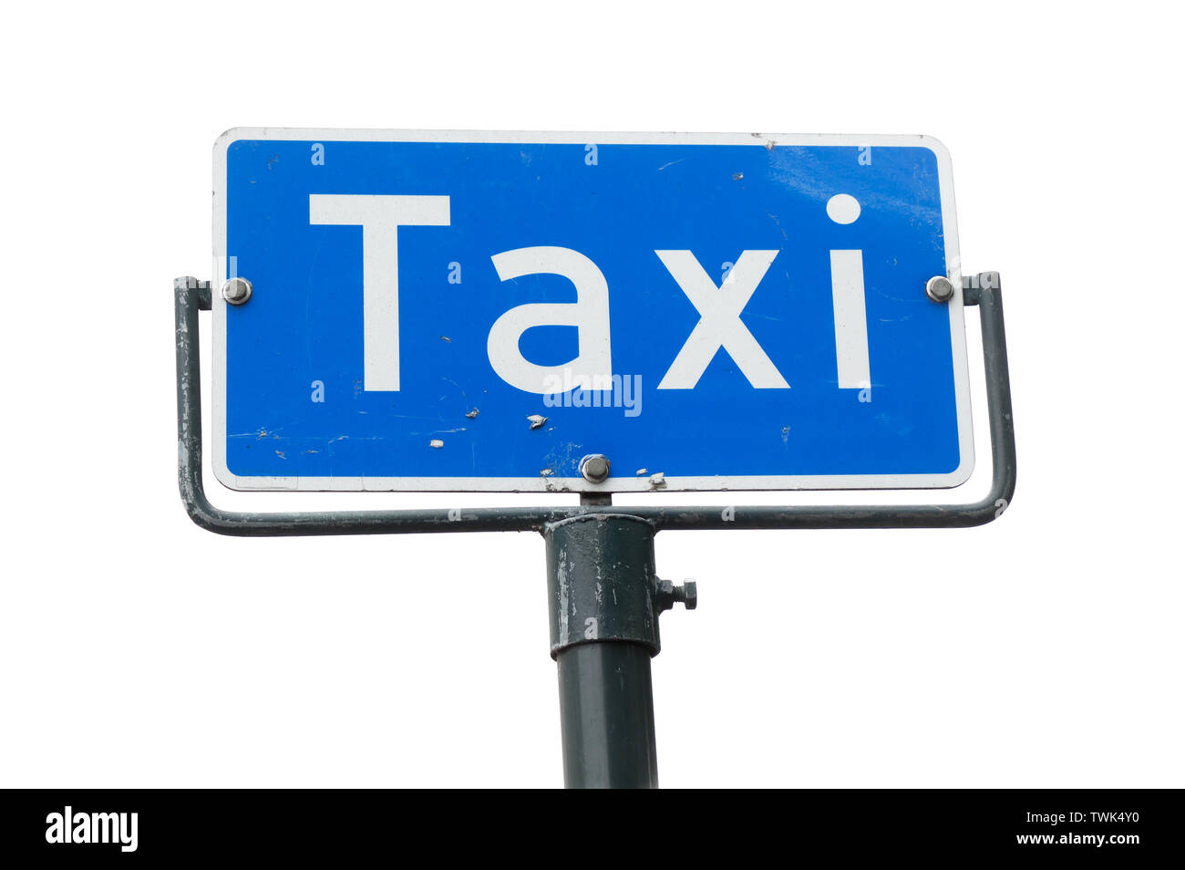 Nahaufnahme einer Stange mit blauen Taxi Schild mit weißem Text auf weißem Hintergrund. Stockfoto