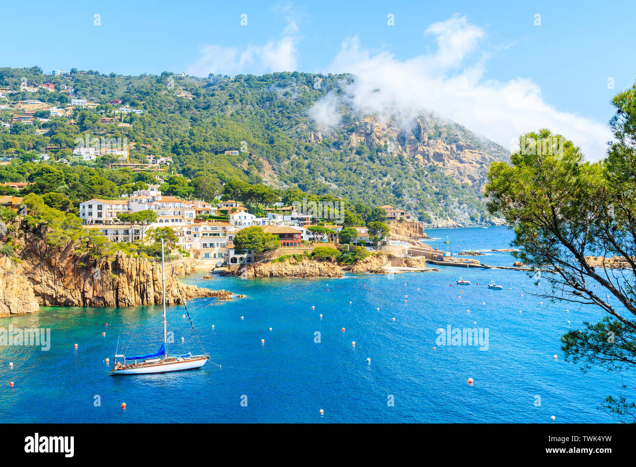 Segeln Boote am Meer in der malerischen Bucht in der Nähe von Fornells Dorf, Costa Brava, Spanien Stockfoto