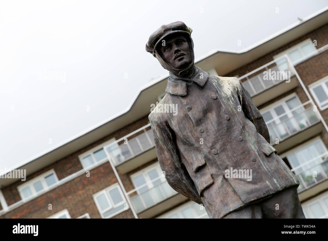 Statue von Charles Stewart Rolls in Dover, Kent. Rollen war die erste Person, die den Ärmelkanal zu überqueren und kehren in einem Signle Flug, am 2. Juni 1910. Stockfoto