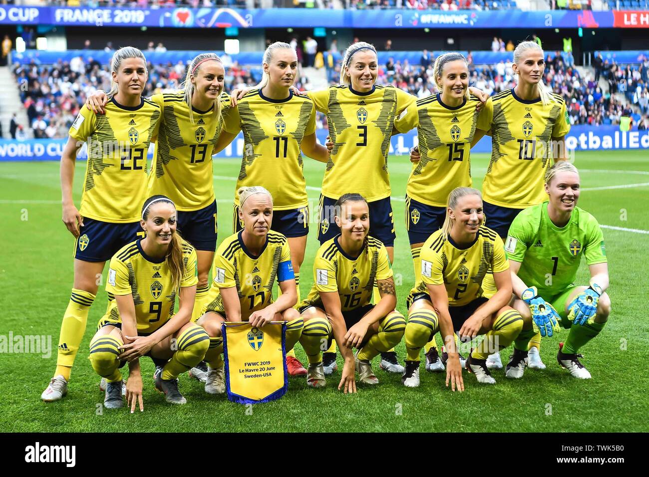 Spieler Der Startaufstellung Der Nationalen Schwedischen Frauen Fussball Team Fur Fotos Posieren Vor Im Wettbewerb Gegen Die Deutsche Fussball Nationalmannschaft Der Vereinigten Staaten In Der Dritten Runde Der Gruppe F Entsprechen Wahrend Die Fifa