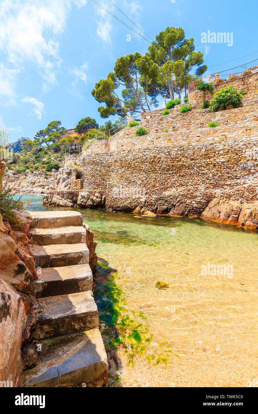 Schritte zum Strand und Ferienwohnungen in Fornells Dorf, Costa Brava, Spanien Stockfoto