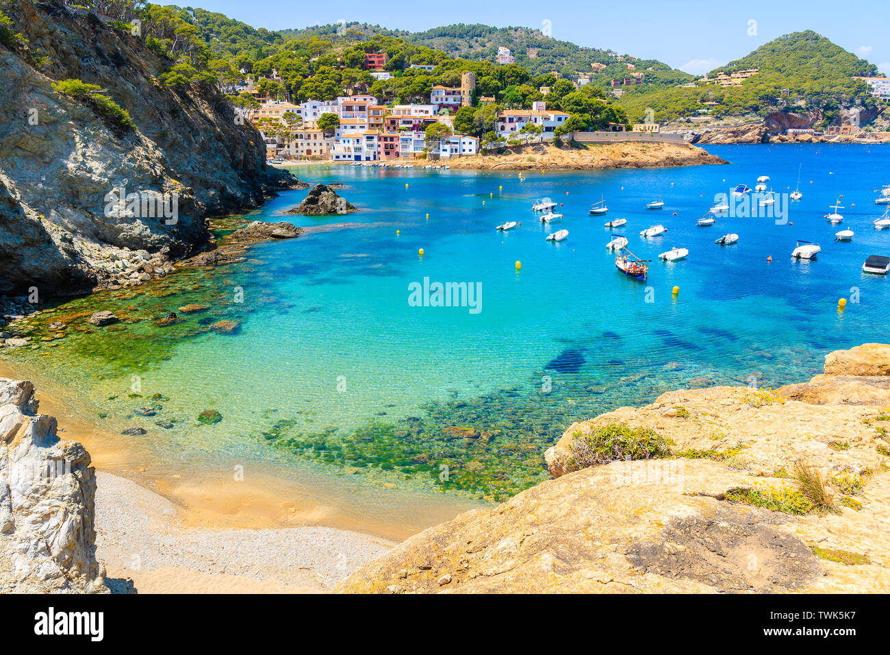 Boote in wunderschönen Meerblick Bucht mit Strand in der Nähe von Sa Tuna Dorf, Costa Brava, Spanien Stockfoto