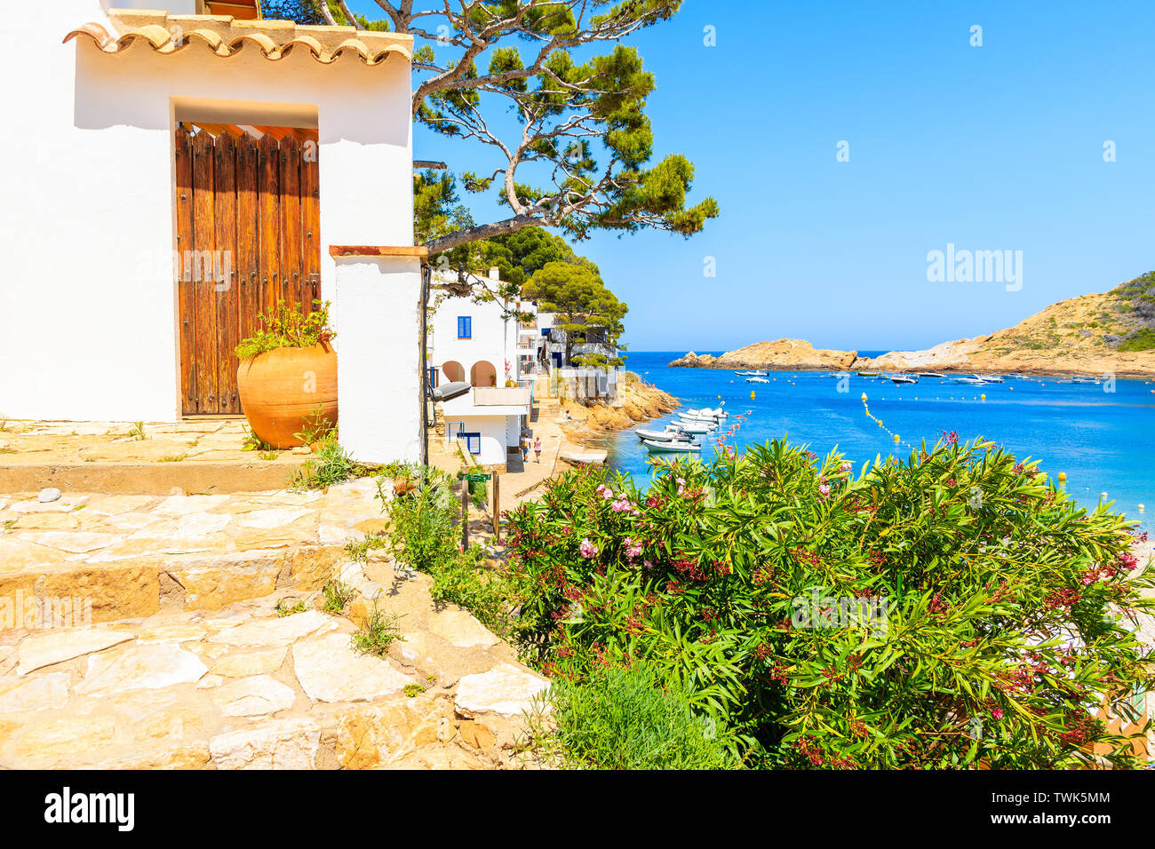 Typisches Haus Tür und Blick auf den Strand in Sa Tuna Küsten Fischerdorf, Costa Brava, Spanien Stockfoto