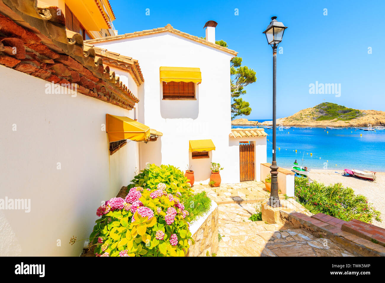 Schritte zum Strand in Sa Tuna Küsten Fischerdorf, Costa Brava, Spanien Stockfoto