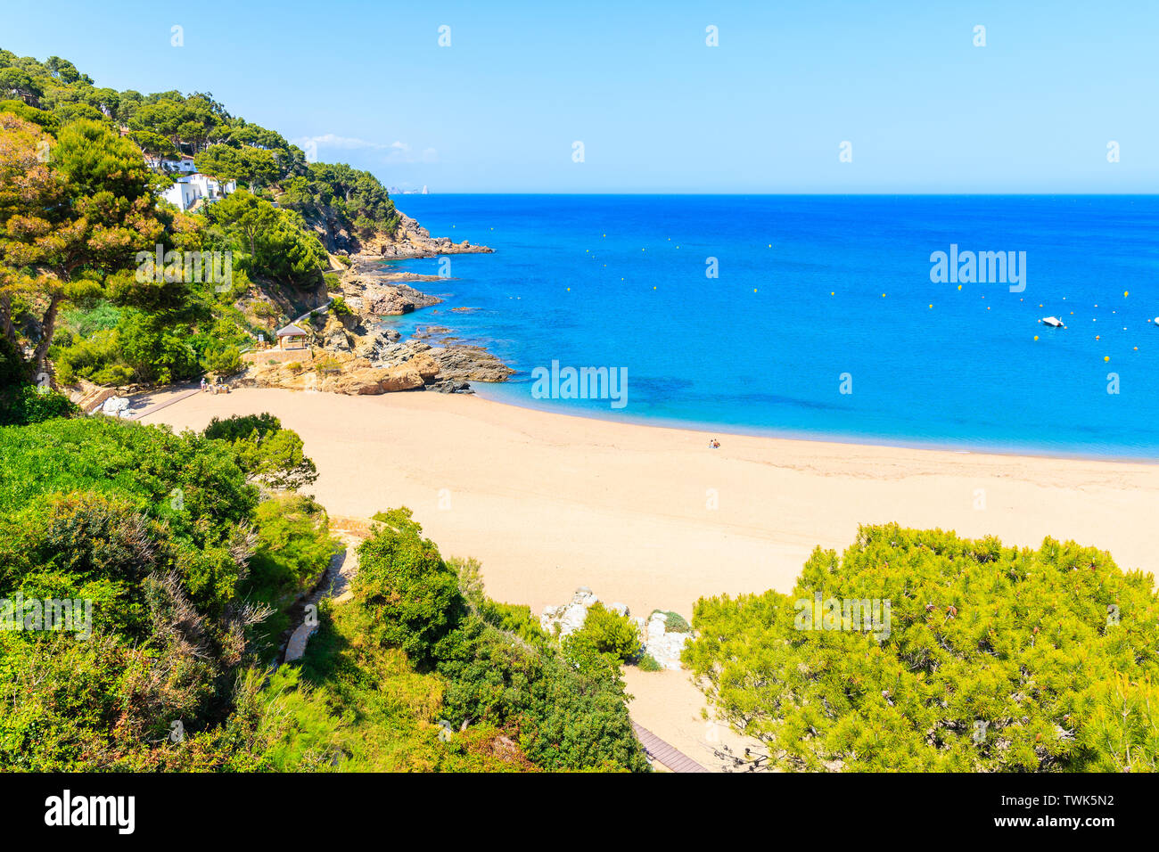 Malerische Bucht mit Sandstrand in Sa Riera, Costa Brava, Spanien Stockfoto