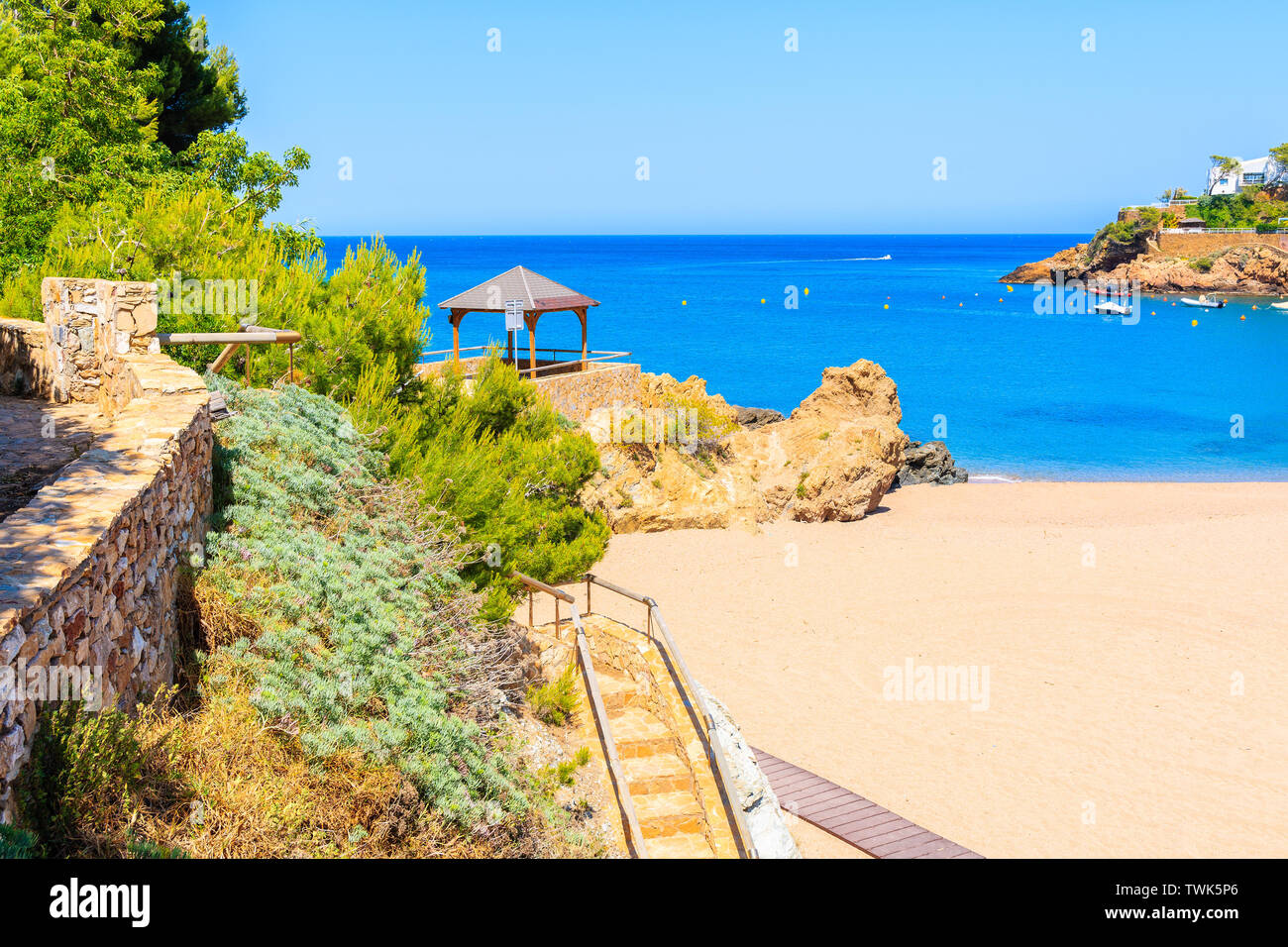 Malerische Bucht mit Sandstrand in Sa Riera, Costa Brava, Spanien Stockfoto