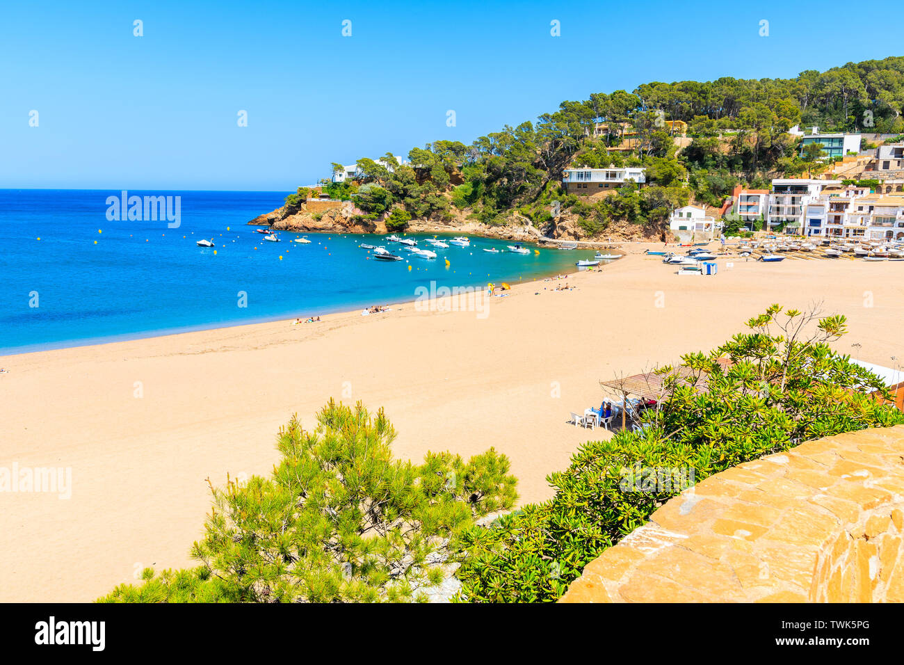 Malerische Bucht mit Sandstrand in Sa Riera, Costa Brava, Spanien Stockfoto