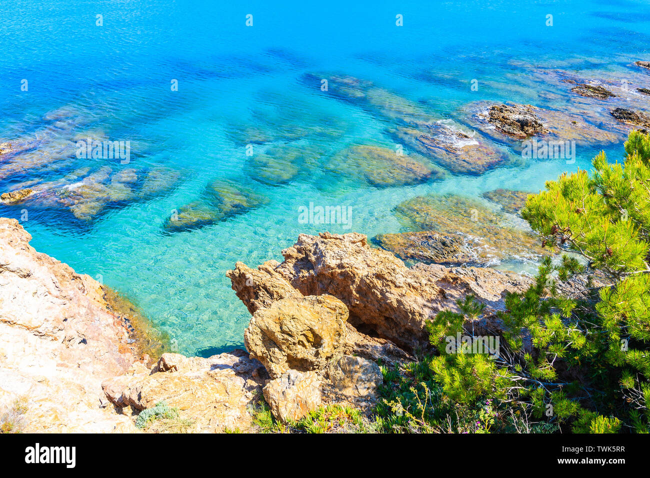 Felsen, azurblaues Meer Wasser in der Nähe von Sa Riera Dorf, Costa Brava, Spanien Stockfoto