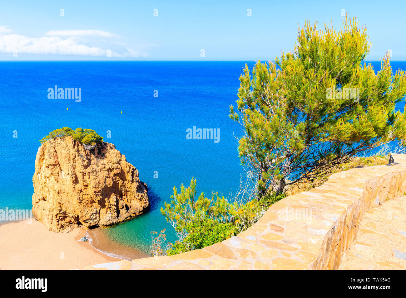 Blick auf die berühmten Felsen an einem wunderschönen Strand in Cala Moreta von der Küste weg, Costa Brava, Spanien Stockfoto