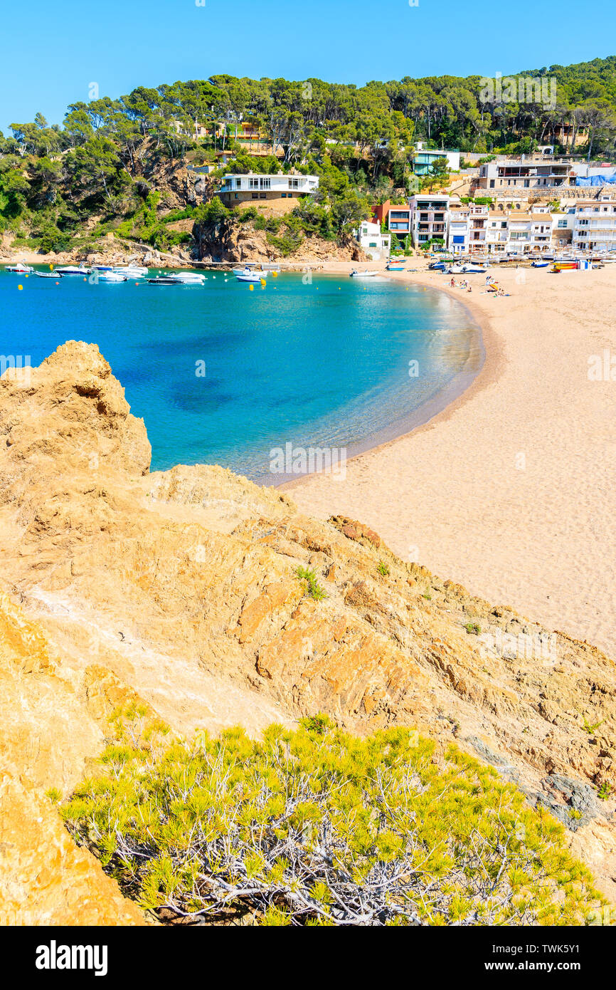 Malerische Bucht mit Felsen am Strand in Sa Riera, Costa Brava, Spanien Stockfoto
