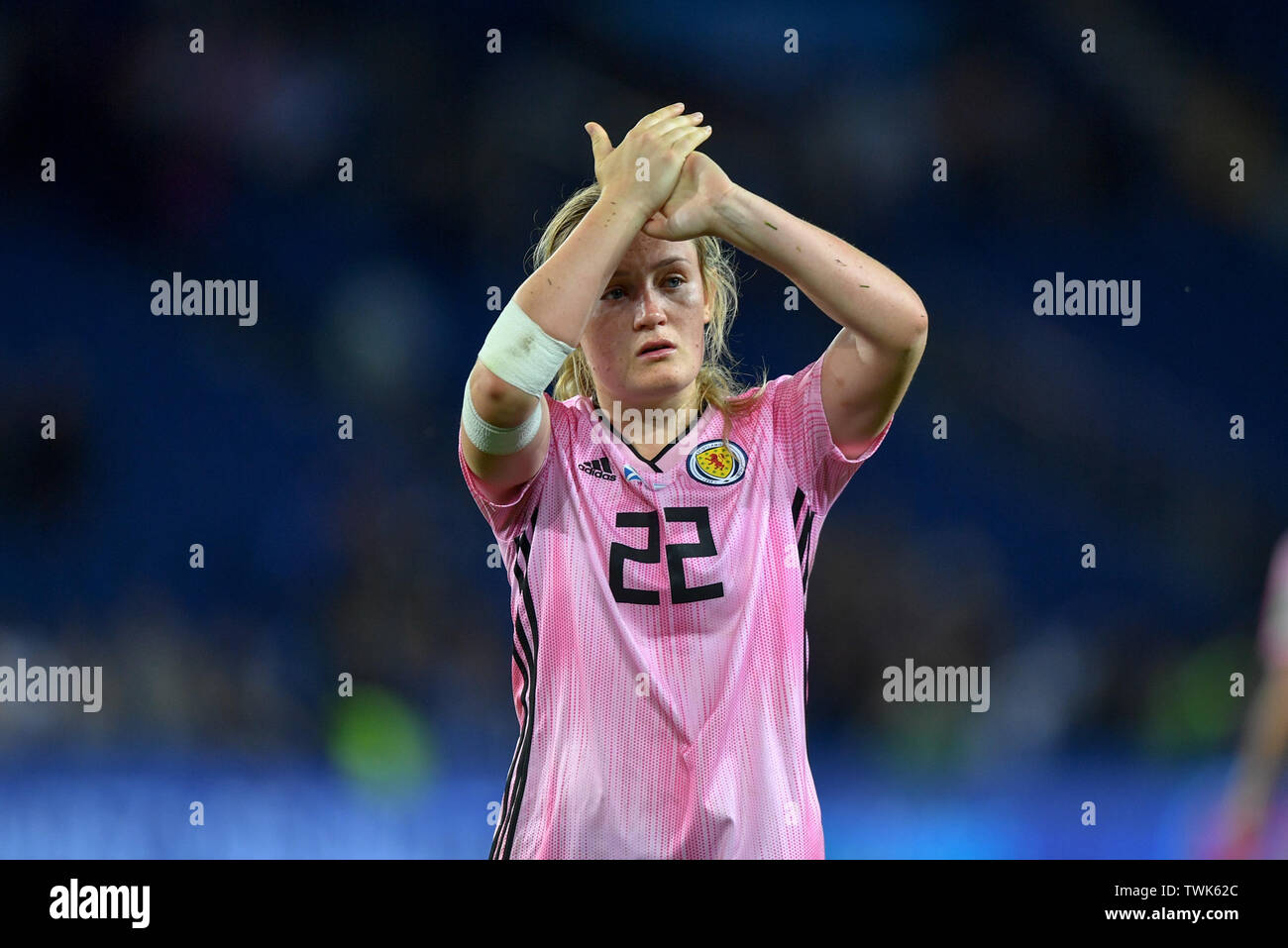 Paris, Frankreich. Juni, 2019 19. Erin Cuthbert (Schottland) (22) begrüßt die Fans - in Tränen - niedergedrückt, 19.06.2019, Paris (Frankreich), Fußball, Wm 2019 die FIFA Frauen, Schottland - Argentinien, FIFA-BESTIMMUNGEN VERBIETEN DIE VERWENDUNG DER FOTOGRAFIE ALS BILD-SEQUENZEN UND/ODER QUASI-VIDEO. | Verwendung der weltweiten Kredit: dpa/Alamy leben Nachrichten Stockfoto