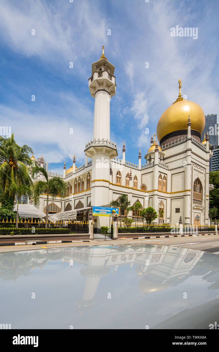 Spiegelung der Masjid Sultan Moschee entlang der North Bridge Straße in Kampong Glam, ein beliebtes Ziel für Touristen in Singapur. Stockfoto