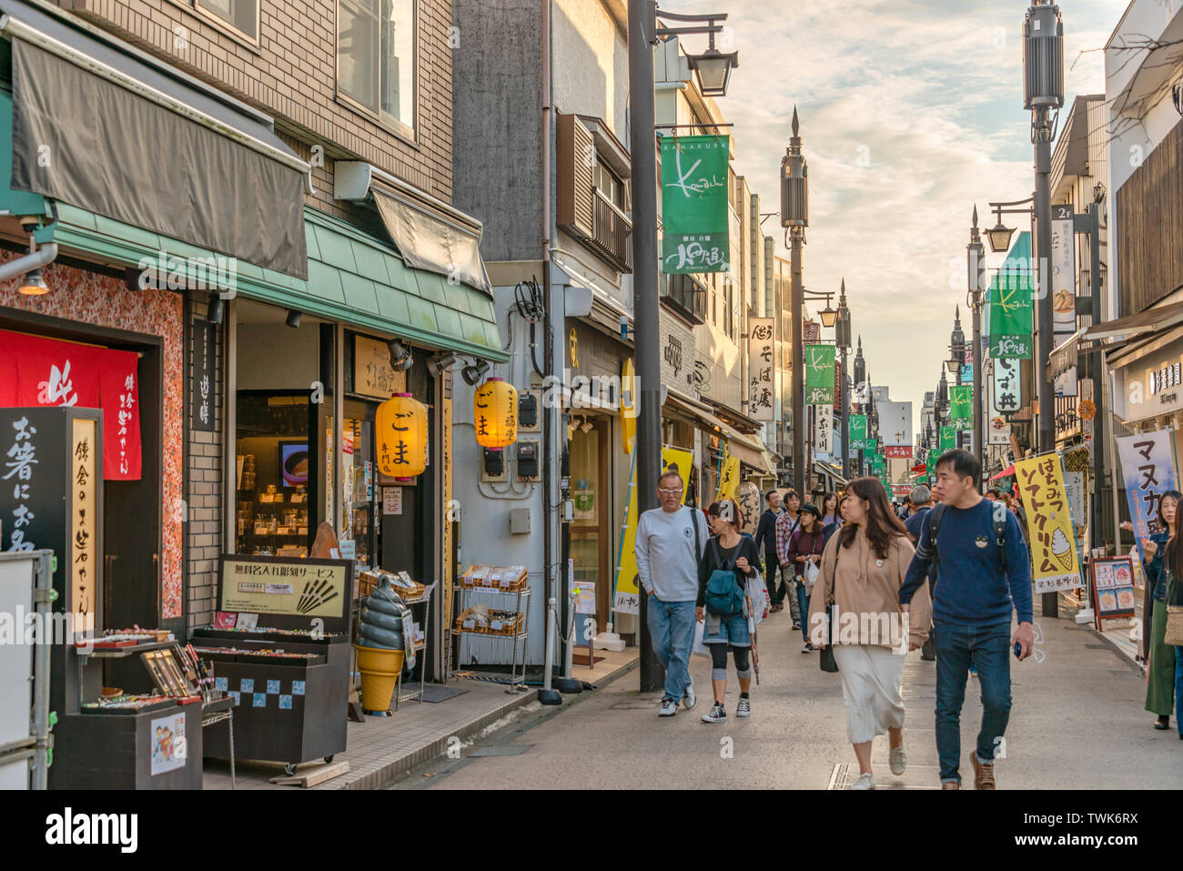 Straßenbild an der Haupteinkaufsstraße von Kamakura, Kanagawa, Japan Stockfoto