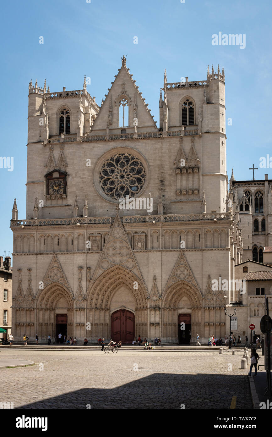 Vorderansicht des St Jean Kathedrale in der Altstadt von Lyon in Frankreich. Gotische Gebäude. Vertikale Ansicht des Gebäudes Stockfoto