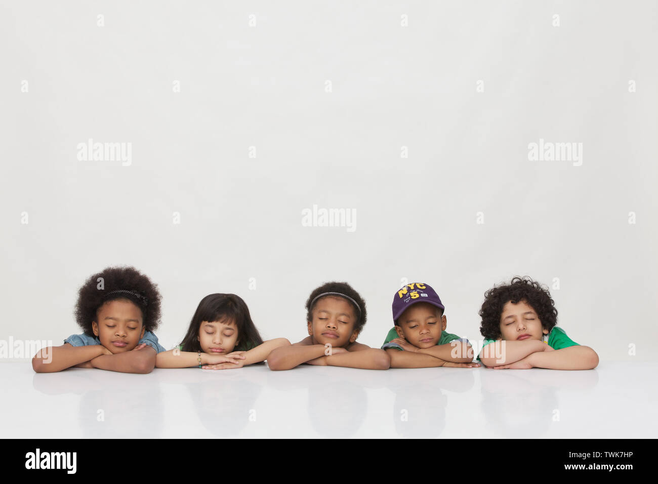 Gruppe der Kinder, die in Folge Stockfoto