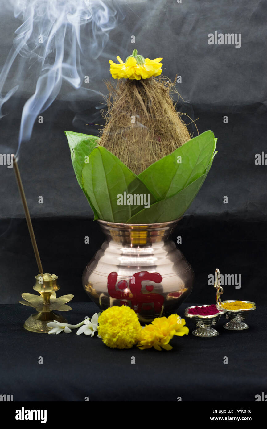 Kalash mit Blume, Kurkuma und Räucherstäbchen. Stockfoto