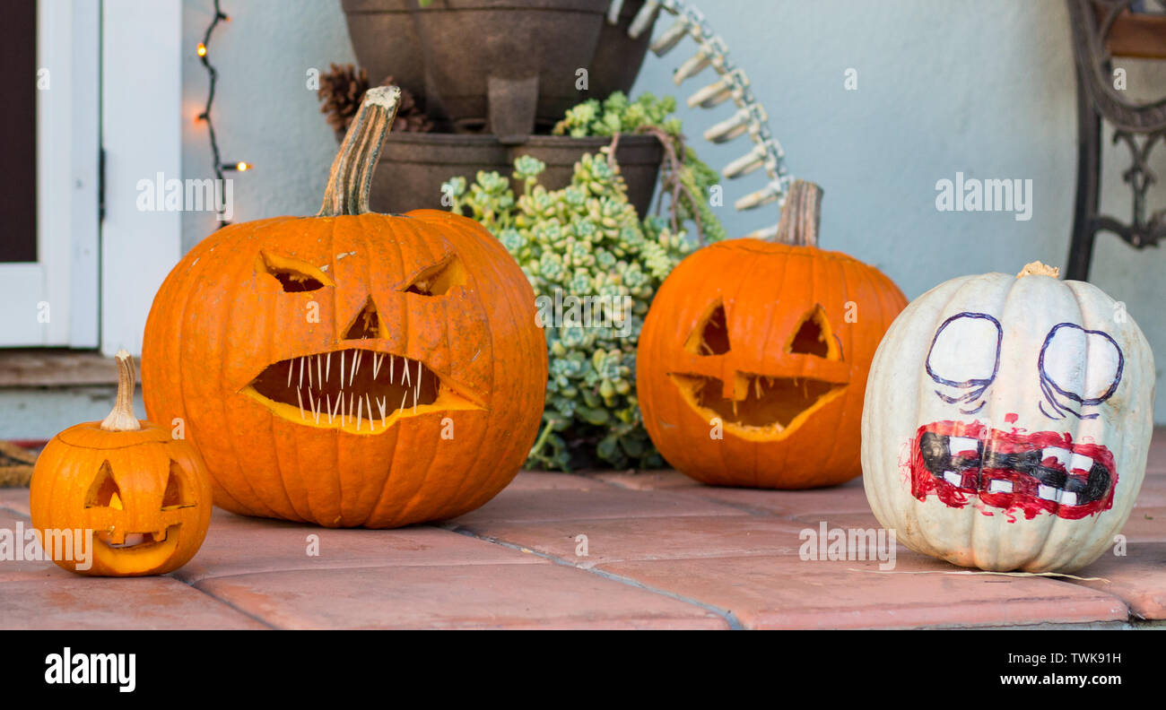 Orange und Ghost geschnitzte Kürbisse für Halloween Stockfoto