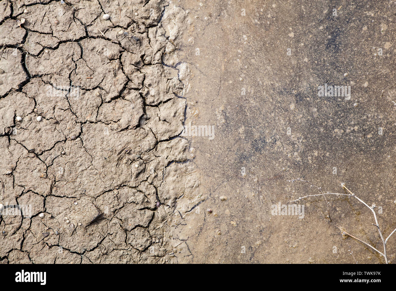 Risse im trockenen Boden und schlammigen Meer Wasser in Salinen Stockfoto