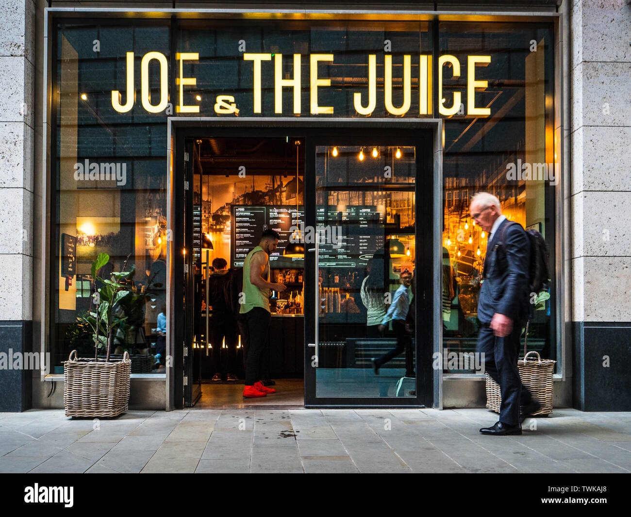 Joe und der Saft, Kaffee und Saft Bar/Restaurant im Londoner West End. Die ursprünglich aus Dänemark Joe & Saft, dienen Essen, Kaffee und Saft. Stockfoto