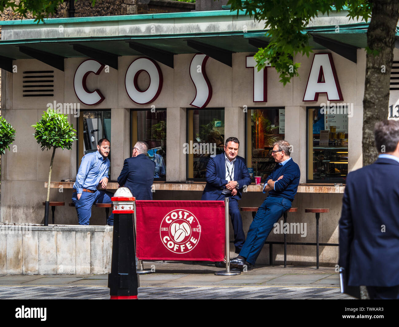 Costa Kaffee Kaffee Bar in Central London - Stadt Arbeiter sitzen außerhalb eines Costa Coffee Bar in der City von London Financial District Stockfoto