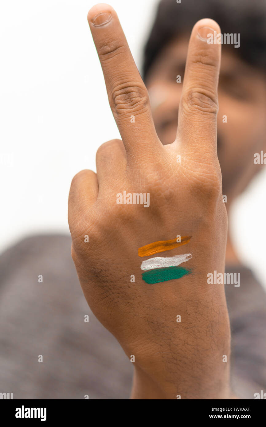 Hände mit gemalten indische Flagge zeigen, Sieg oder V unterzeichnet Geste. Stockfoto