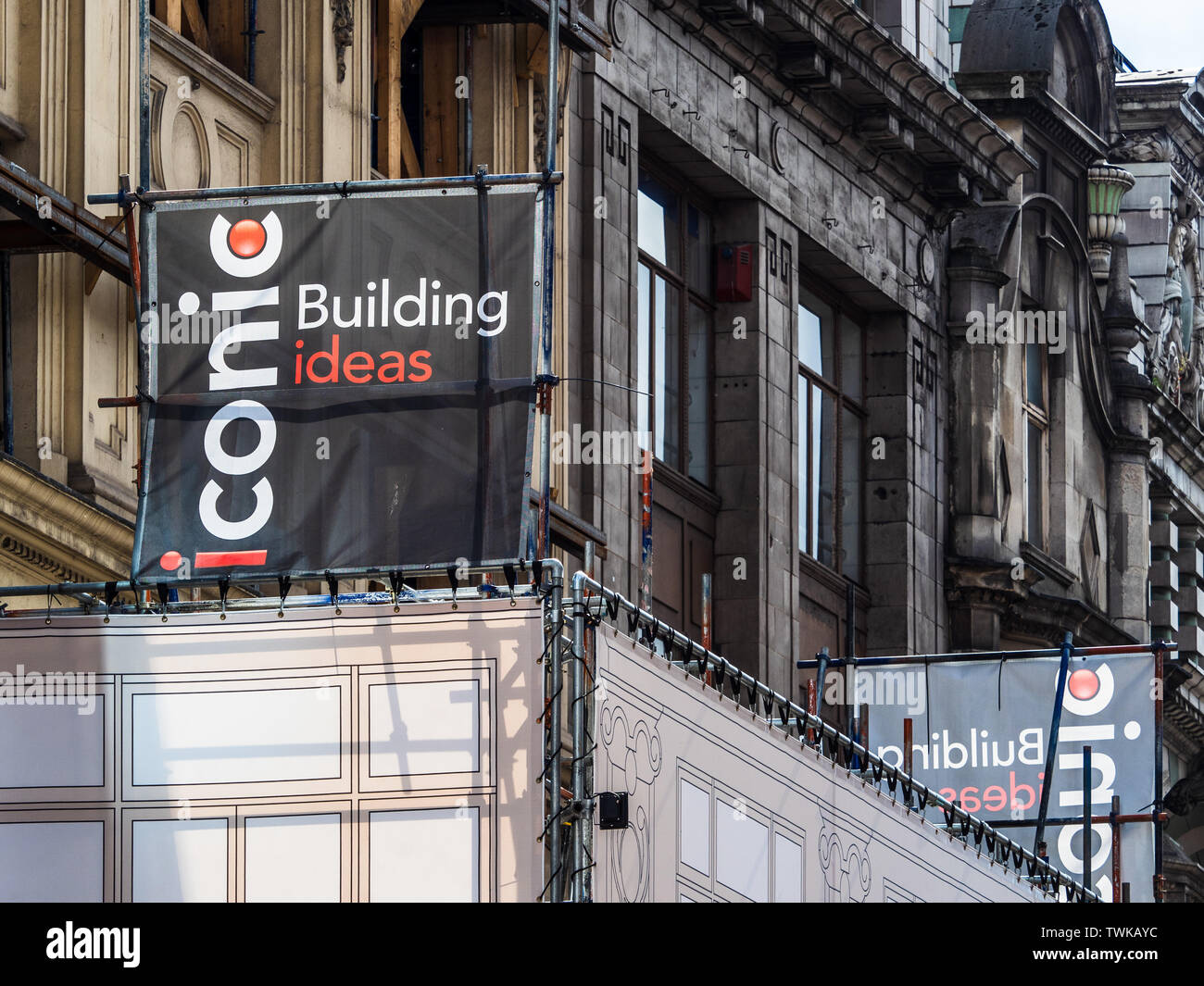 Ikonische Gebäude Firma Restaurierung in der Oxford Street in Central London. Iconic ist ein in London ansässiges Bauunternehmen. Stockfoto