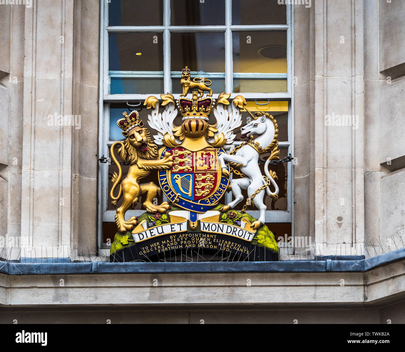 Royal Crest außerhalb Fortnum & Mason essen und Bestimmungen in Piccadilly London Stockfoto