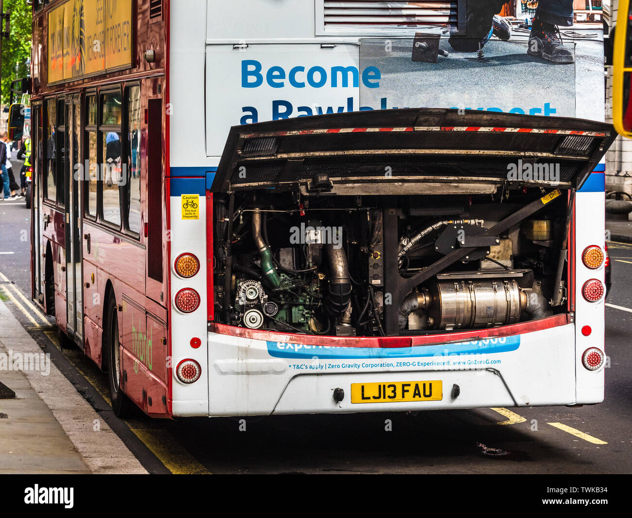 Aufgeschlüsselt London Bus am Straßenrand mit der Motorabdeckung öffnen. Stockfoto