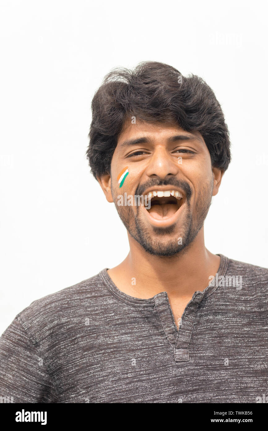 Porträt der Jungen fröhlichen Indischen männlichen Kricketventilator auf isolierten Hintergrund. Stockfoto
