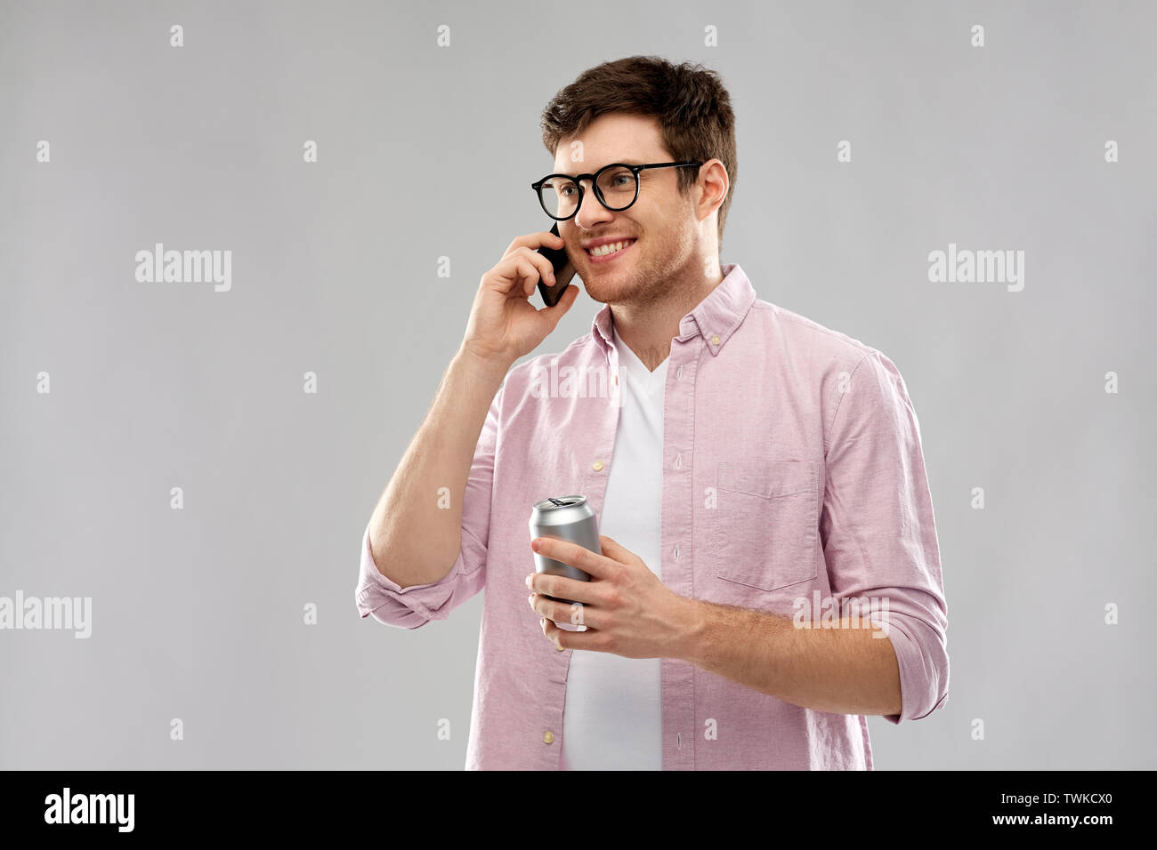 Junge Mann in Gläsern mit Smartphone und Trinken Stockfoto
