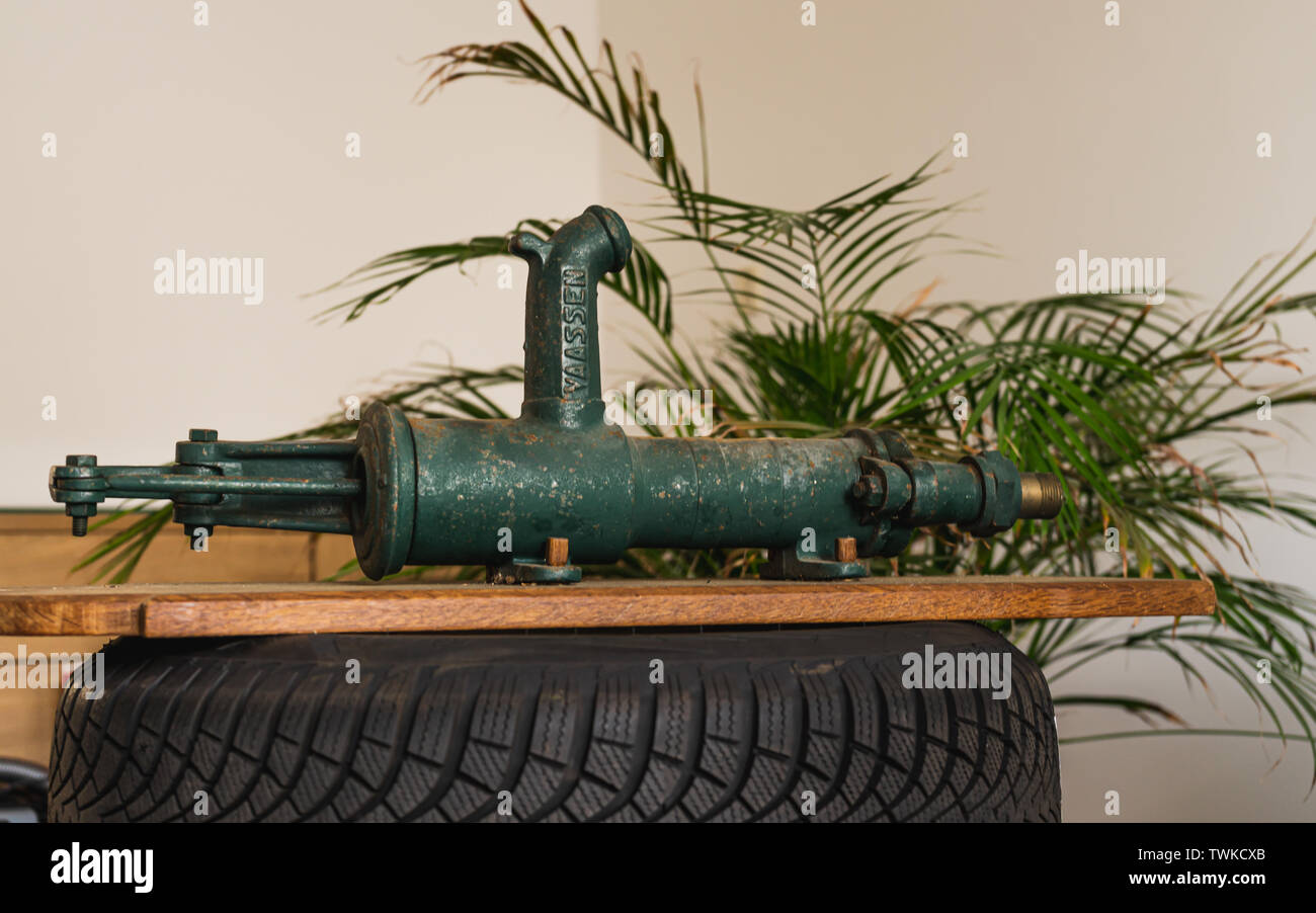 Alt, Vintage, retro style, Vassen manuellen Wasserpumpe auf Autoreifen und Hintergrund Stockfoto